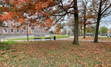 Een grasveld en gebouwen op de BUas campus