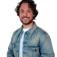 Portretfoto van een lachende masterstudent 