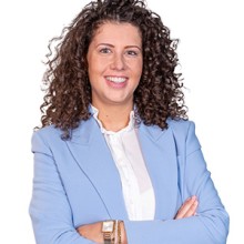 Portretfoto van een vrouw met een lichtblauw jasje