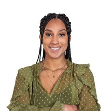 Portretfoto van een student met een groene blouse