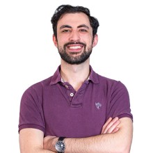 Portretfoto van een man met een paarse polo