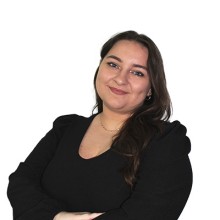 Portretfoto van een student met een zwarte jurk 