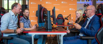 Twee studenten en twee docenten spelen een videogame