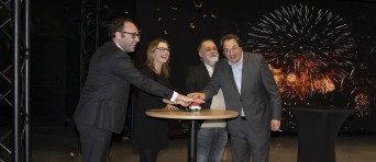 Jorrit Snijder en drie anderen drukken op een rode knop