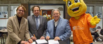 Jorrit Snijder en twee mannen tekenen een contract