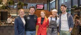 Groepsfoto van vijf BUas Hotel Management studenten