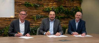 Jorrit Snijder en twee anderen ondertekenen een document