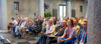 Een publiek luistert naar een presentatie