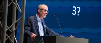 Frans Melissen geeft een toespraak