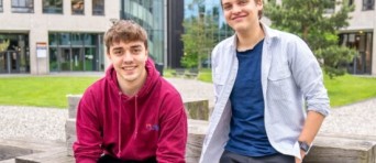 Twee studenten zitten op de BUas campus