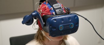 Een vrouw draagt een VR bril 