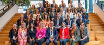 Groepsfoto van Jorrit Snijder en anderen op een trap