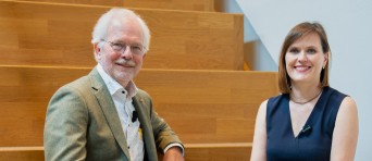 Paul Peeters en Nina Nesterova zitten op een trap