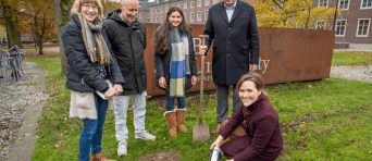 Jorrit Snijder en vier anderen begraven een tijdscapsule