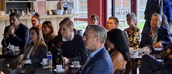 Een publiek luistert naar een presentatie