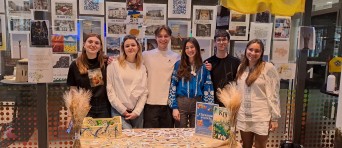 Studenten staan achter een tafel met de Oekraïnsche vlag