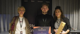Drie medewerkers van BUas houden een award vast