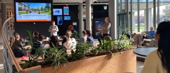 Studenten luisteren naar een presentatie