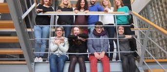 Groepsfoto van studenten in een trappenhuis