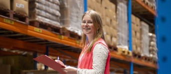 Studente werkt in een magazijn