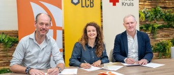 Vertegenwoordigers van BUas, LCB en het Rode Kruis