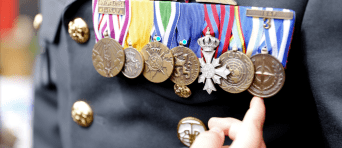 Jas met veel medailles en insignes