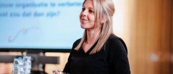 Yoy Bergs houdt een presentatie