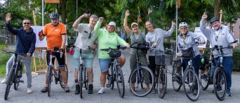 Groepsfoto van hbo-collega's op de fiets