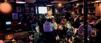 Studenten op een speedfriending evenement