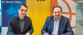 Jorrit Snijder en een andere man tekenen een document