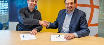 Jorrit Snijder en een man schudden de hand