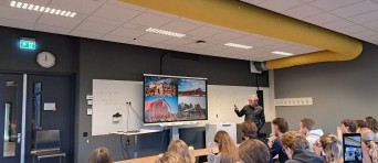 Studenten overleggen over de benefietavond