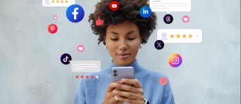 Een vrouw die social media bekijkt