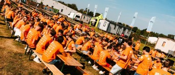 Studenten aan lange tafels tijdens intro week
