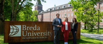 Jorrit Snijder en twee vrouwen staan op de BUas campus