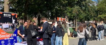 Studenten staan buiten bij verschillende standjes