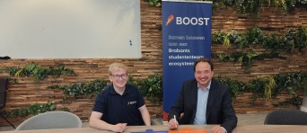 Joos Kat (BOOST) en Jorrit Snijder (BUas) zetten handtekening