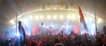 Dansende mensen op een festival