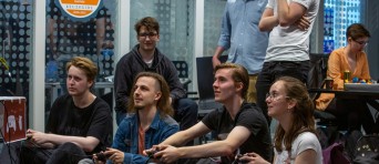 Studenten spelen een videogame