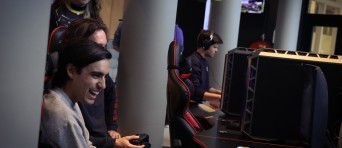 Studenten spelen samen een videogame