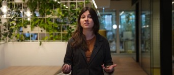 Een student geeft een uitleg 