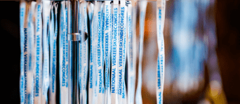 Een rek met lanyards van het verkeerskundecongres