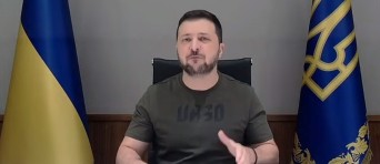 Zelensky geeft een toespraak achter zijn bureau 