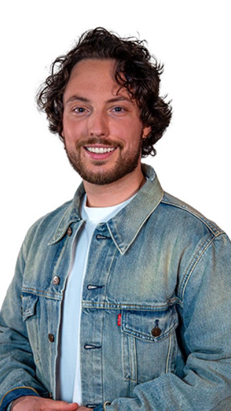 Portretfoto van een lachende masterstudent 