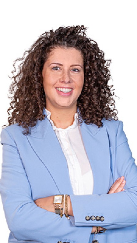 Portretfoto van een vrouw met een lichtblauw jasje