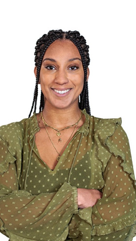 Portretfoto van een student met een groene blouse