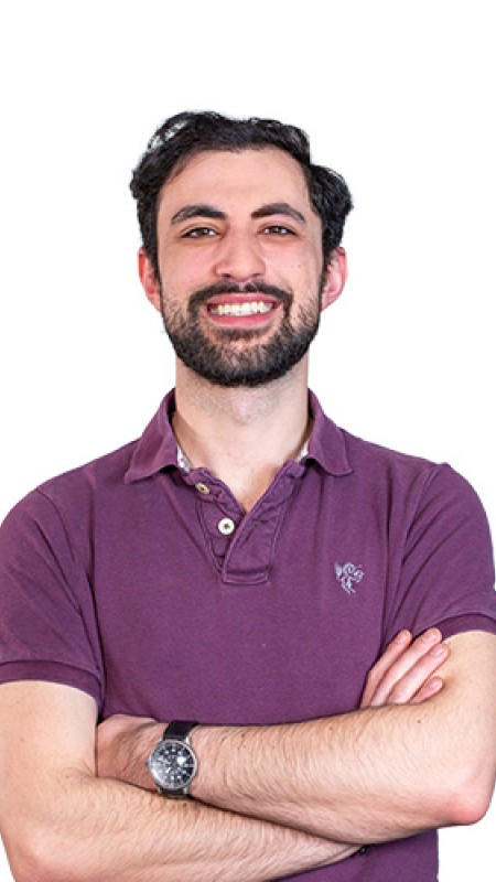 Portretfoto van een man met een paarse polo