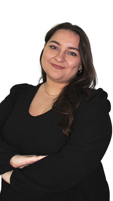 Portretfoto van een student met een zwarte jurk 