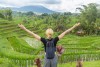 Vrouw in een indrukwekkend landschap, voorbeeld van een toeristische bestemming die op je pad kan komen in de opleiding AD Tourism Management.